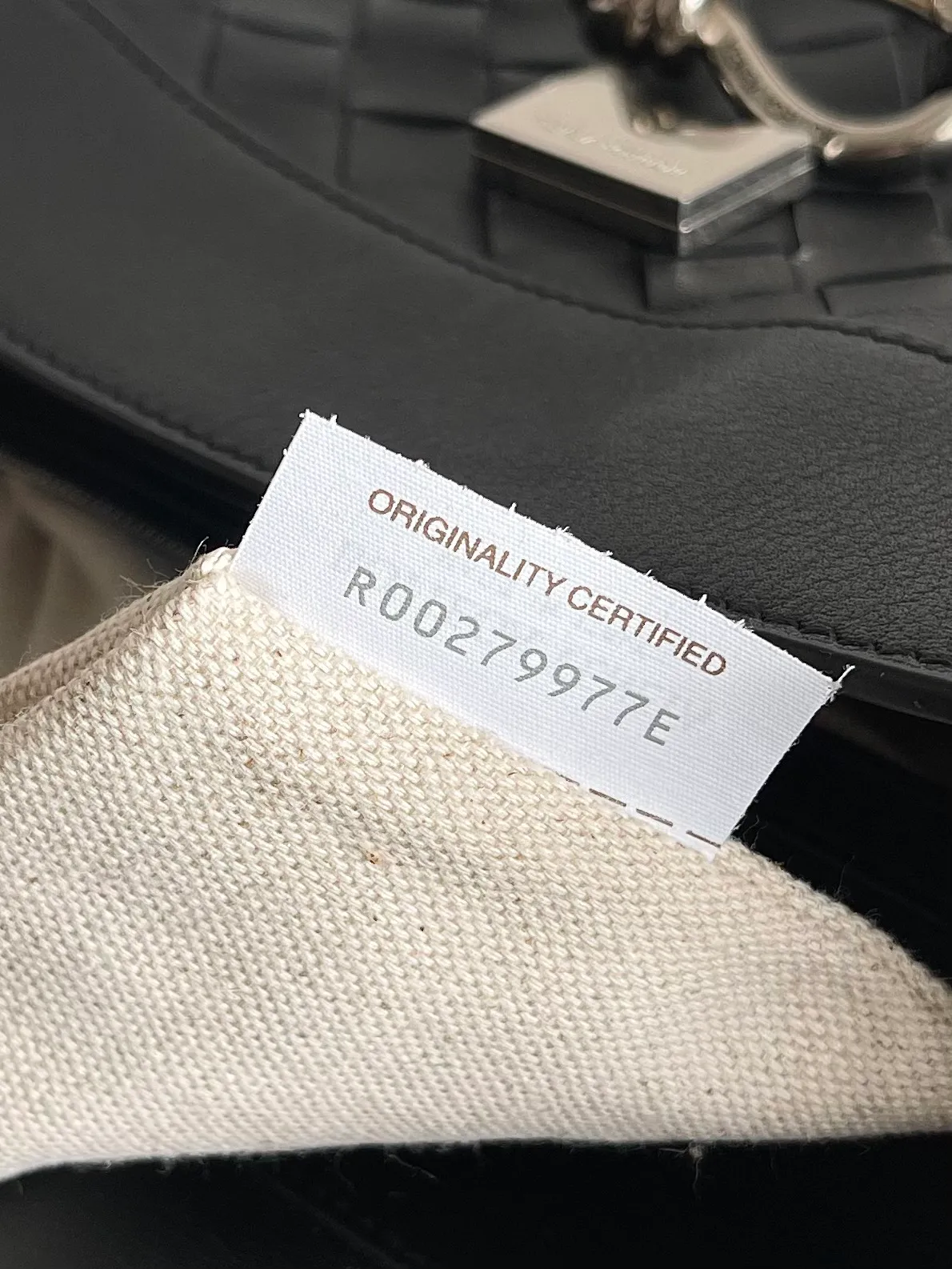 Batch 2460 BOTTEGA VENETA Bottega Veneta's 2025 new product for men ANDIAMO Bottega Veneta's main recommendation is undoubtedly the Andiamo small size. The first new favorite of the 2025 new product is a men's figure buckle bag. It can be seen that the designer has used many small ideas. The detachable crossbody strap is very convenient. It is convenient for elite office workers to reduce the burden on their hands when carrying work logs and office supplies. The interior is divided into two large compartments and a small zippered compartment. Unlike the women's model, the compartments here are not removable. The fixed large single layer also makes it easier to pack lightly when going out to work, and avoids the accumulation of too many small items. Style number: 815781 Size: 29*20*13cm